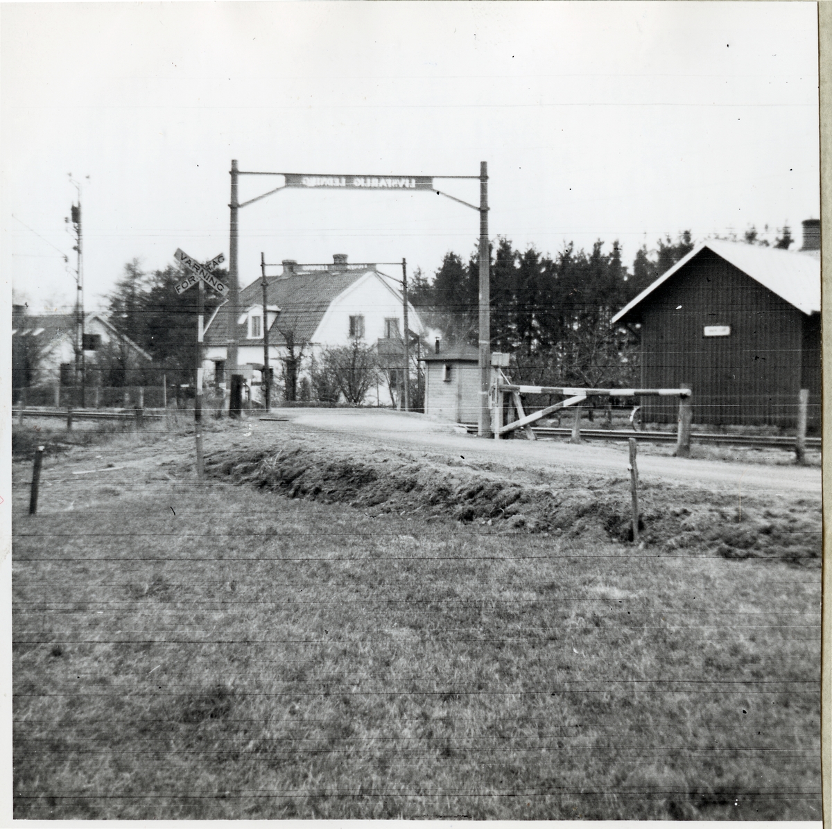 Järnvägsövergång vid Skogabyvägen på linjen mellan Veinge och Knäred.