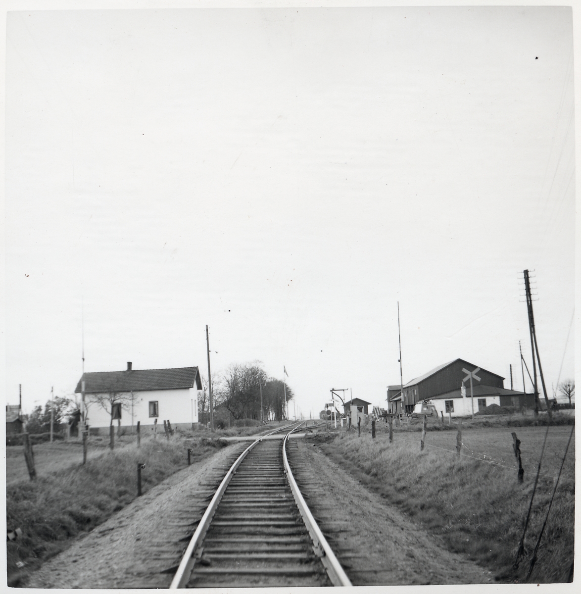 Järnvägsövergång vid Kyrkheddinge, på sträckan mellan Staffanstorp och Dalby. Sedd i riktning mot Kyrkheddinge station.
