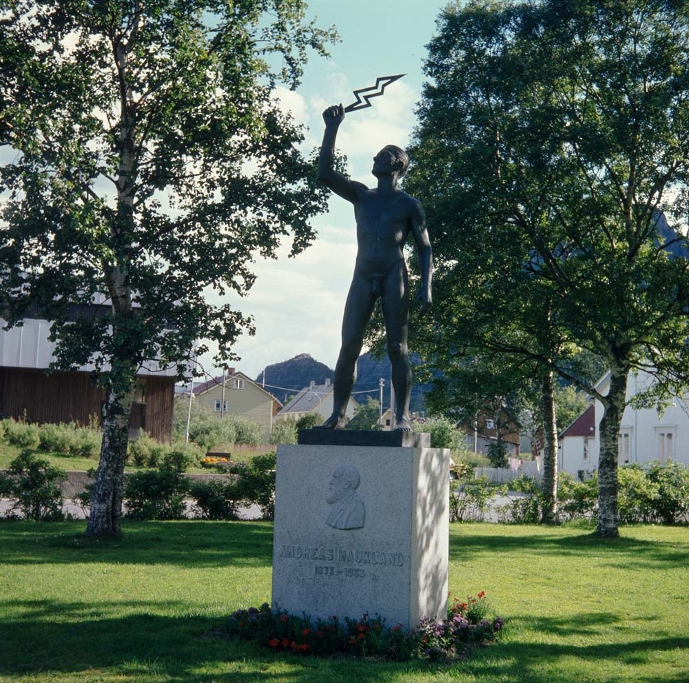 Statuen av Andreas Haukland som står i Byparken i Mosjøen.