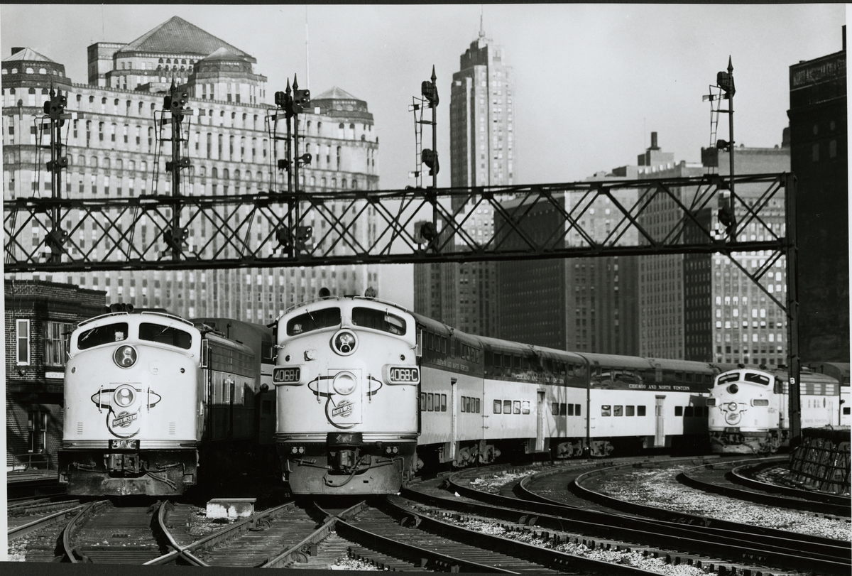 Chicago and North Western Railway, CNW F7A 4068-C med persontåg lämnar Chicago.