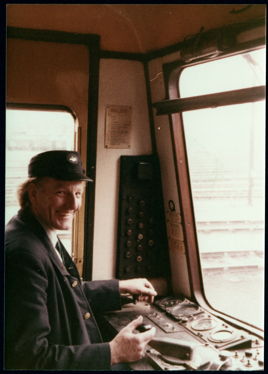 Lokföraren D. R. Hope från British Railways i ett diesellok.  Fotot inkom till Konduktörsposten tillsammans med andra bilder samt ett följebrev från Hope.