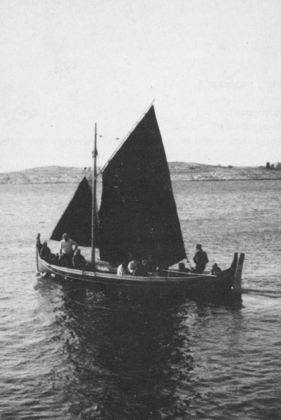 Leirfjord. Ukjent båt med snesegl.
Bildet er brukt i Leirfjordkalenderen - forside 1986