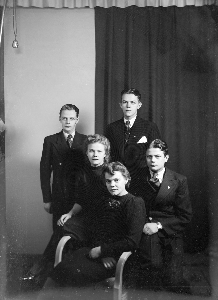Hedlund, Nyvall, fem syskon. Foto dec 1940.