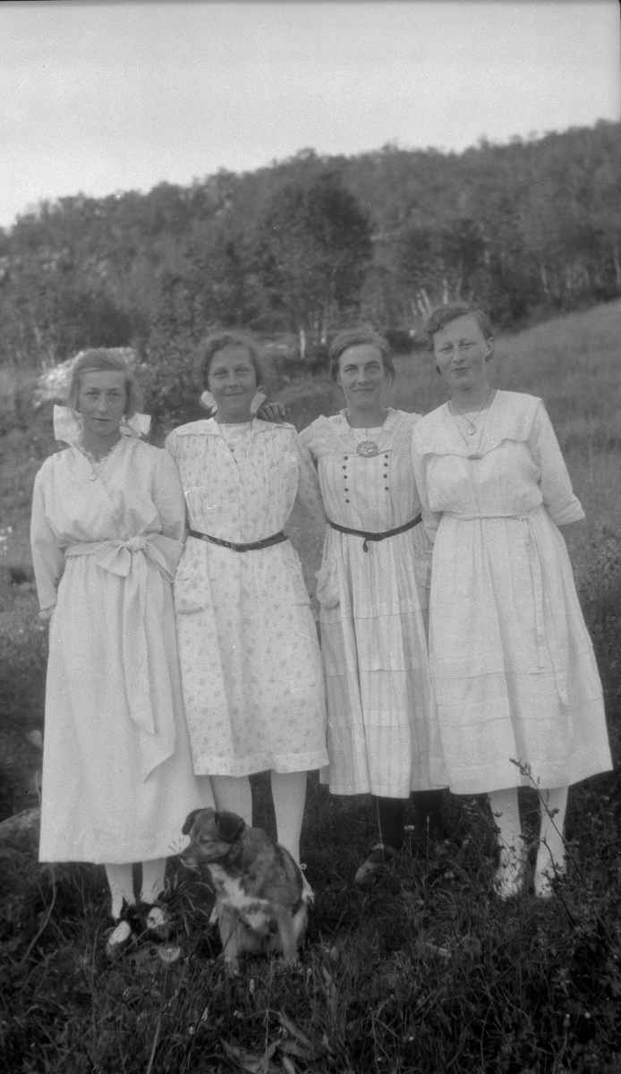 Gruppeportrett av fire unge kvinner.
