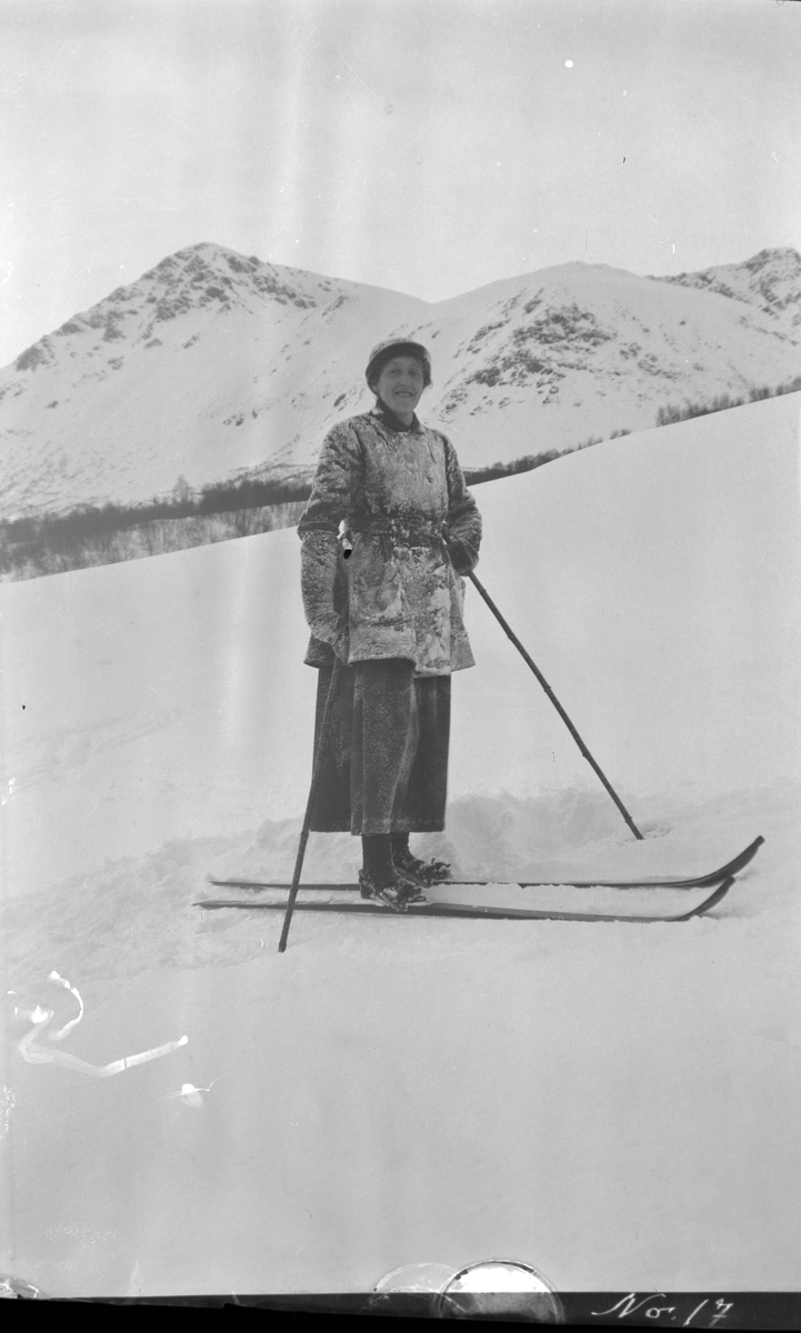 Kvinne på ski, fjell i bakgrunnen.