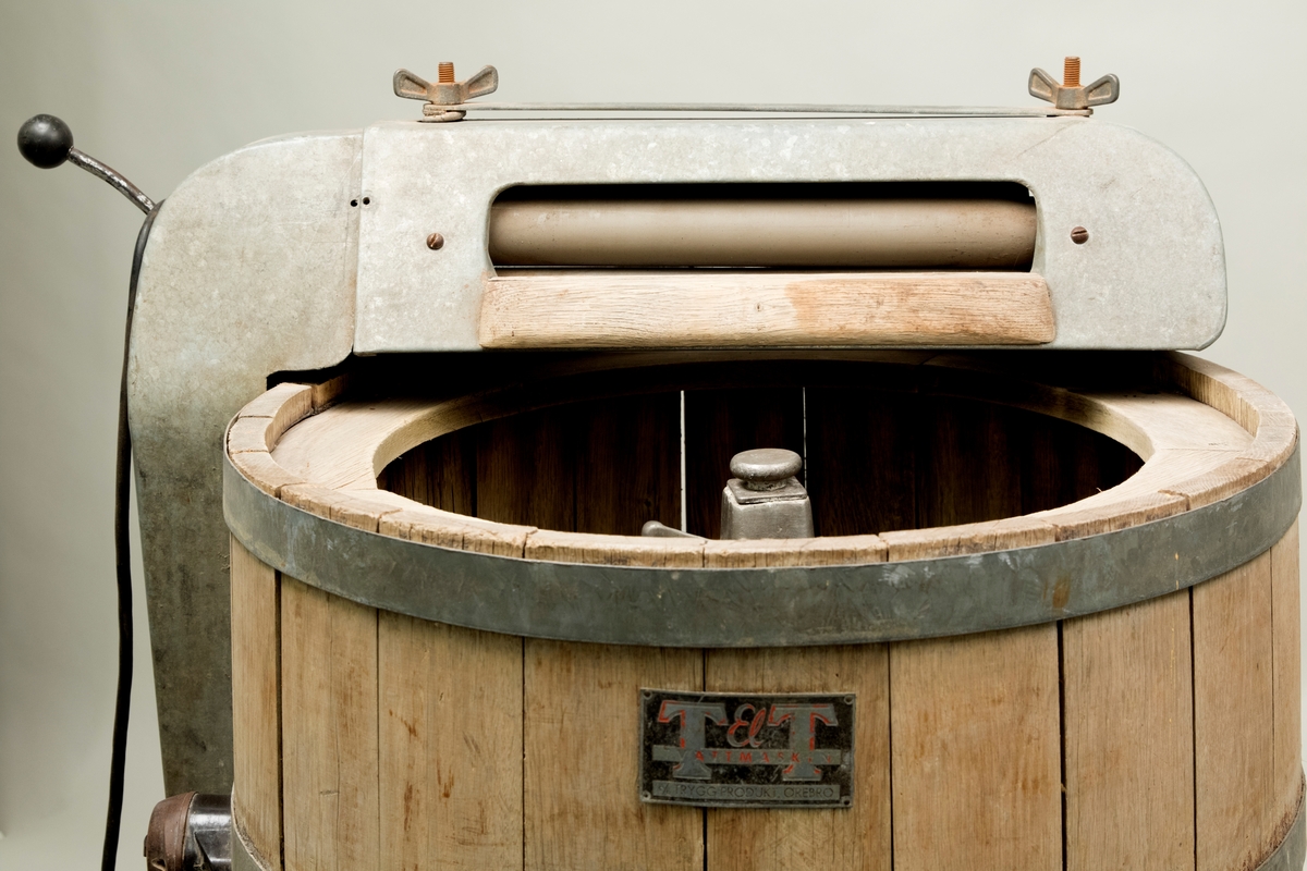 Tvätt- och vridmaskin av trä och metall. Tvättmaskinen utgörs av en träbalja, invändigt försedd med en trebladig vevanorning av metall, placerad på botten, för omrörning av tvätt och vatten. I baljans botten finns ett avtappningshål. Tvättmaskinen står på tre ben med hjul, varav ett saknas. Baljan har ett plåtlock med träknopp.

Ovanpå maskinen är monterat en vridmaskin (valsanordning), för utpressning av vattnet ur tvätten. Vevanordningen och vridmaskinen är elektrifierade, motorn sitter under baljan. El-sladd och strömbrytare finns på sidan av baljan. Vattnet fylldes på och tappades av för hand.