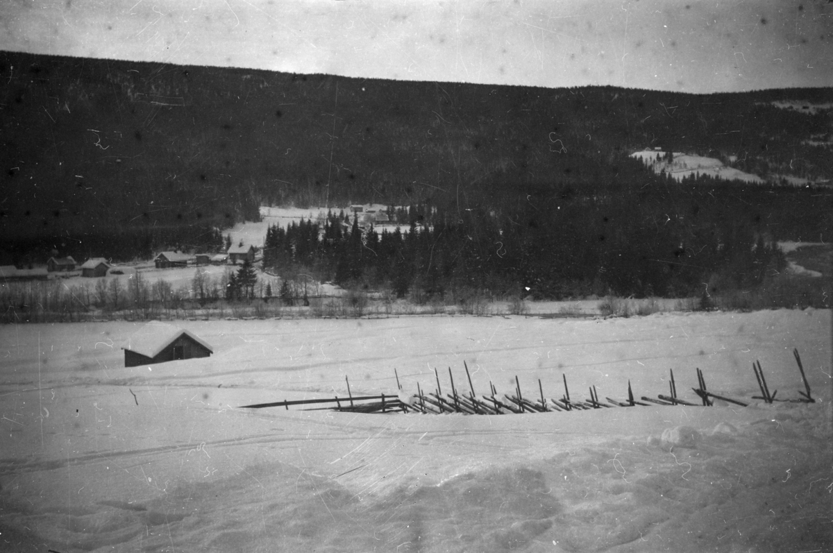 Vintermotiv fra Forsetgrenda, Vestre Gausdal, med noen av husene i Elvegata til venstre i bildet