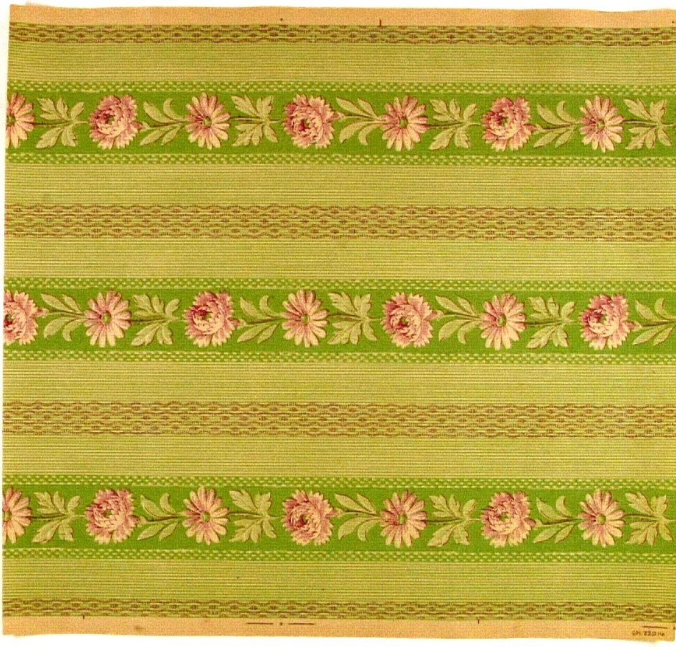 Vertikala blombårder över en textilimiterande bakgrund. Ofärgat papper med tryck i gulgrönt och ceris.