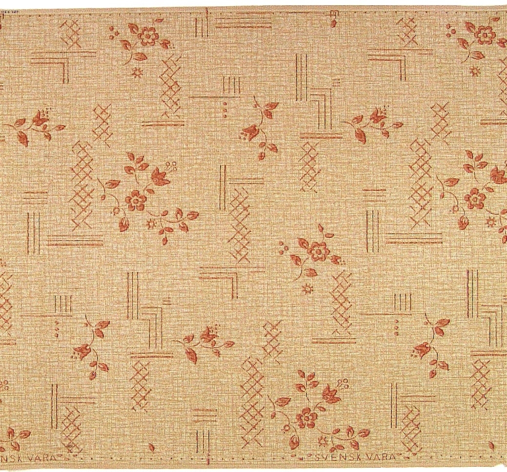 Stiliserade blommor och geometriska ornament över en textilimiterande bakgrund. Tryck i rödbrunt på en beigemelerad bakgrund.