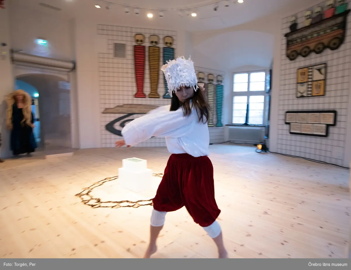 Bilder från en dans performance – Genius Loci - skapad av Jan Håfströms sambo Lotta Melin för detta tillfälle, vid invigningen av Jan Håfsträms utsällningen "Barnet i tornet".
