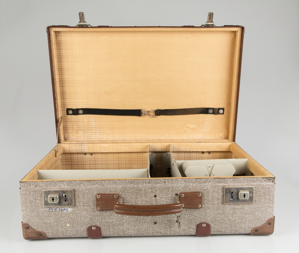 Filmkoffert. Til oppbevaring og transport av film. 5 innvendige rom, trukket med papir innvendig. To låsebeslag, håndtak.