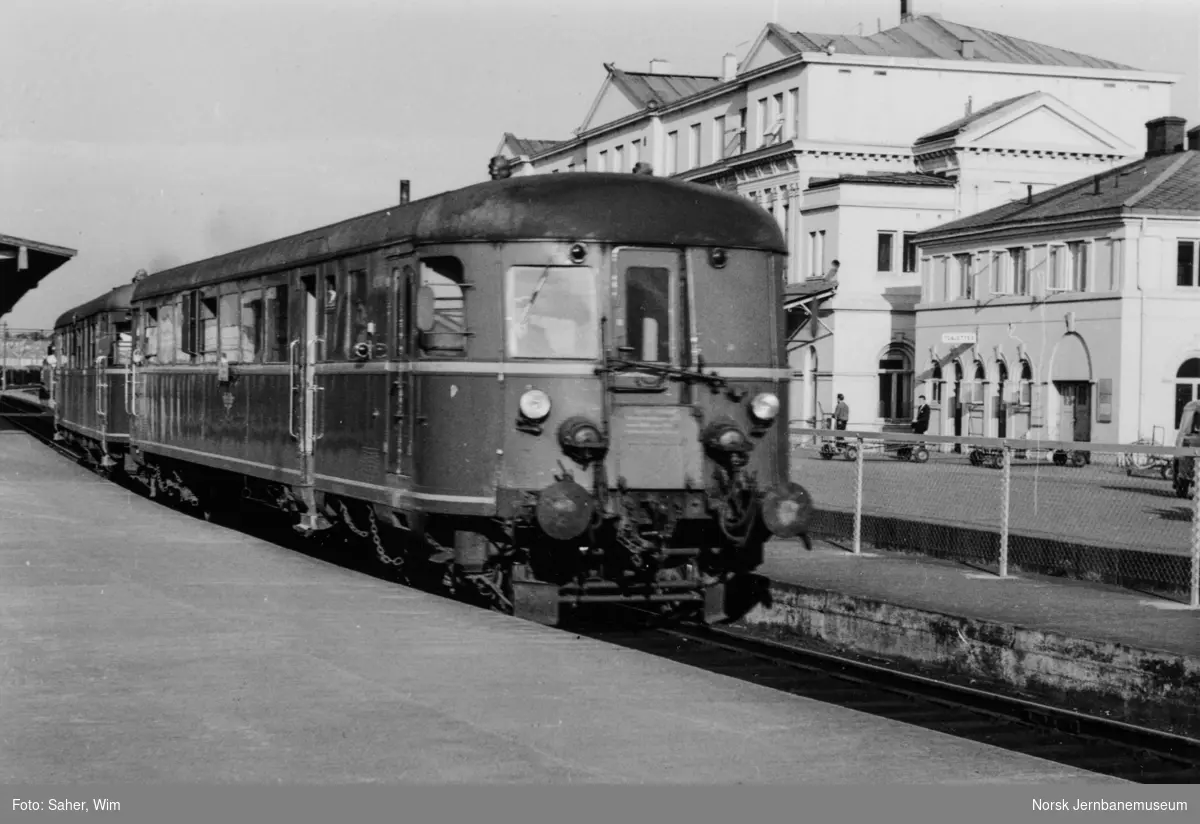 Styrevogn for dieselmotorvogn type 86 BFox4b nr. 18753 på Trondheim stasjon. Bak dieselmotorvogn Bmdo 86 55.