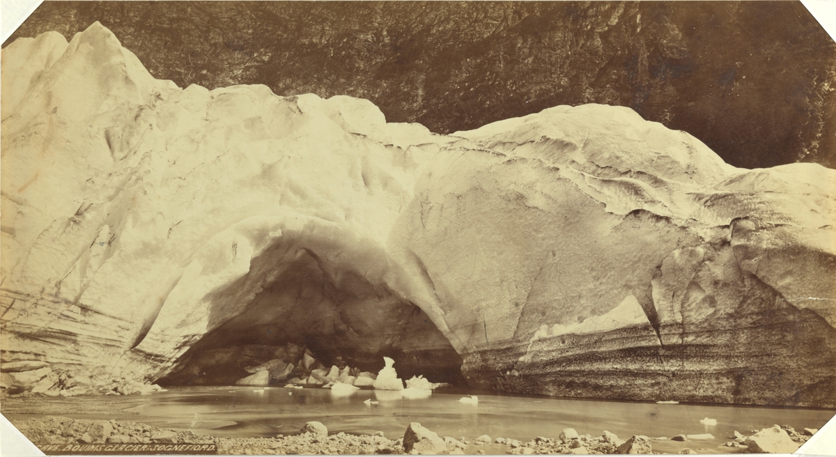 Ishule i Bøyumbreen ved Fjærland i Sogn og Fjordane. Fotografert mellom 1870 og 1886.