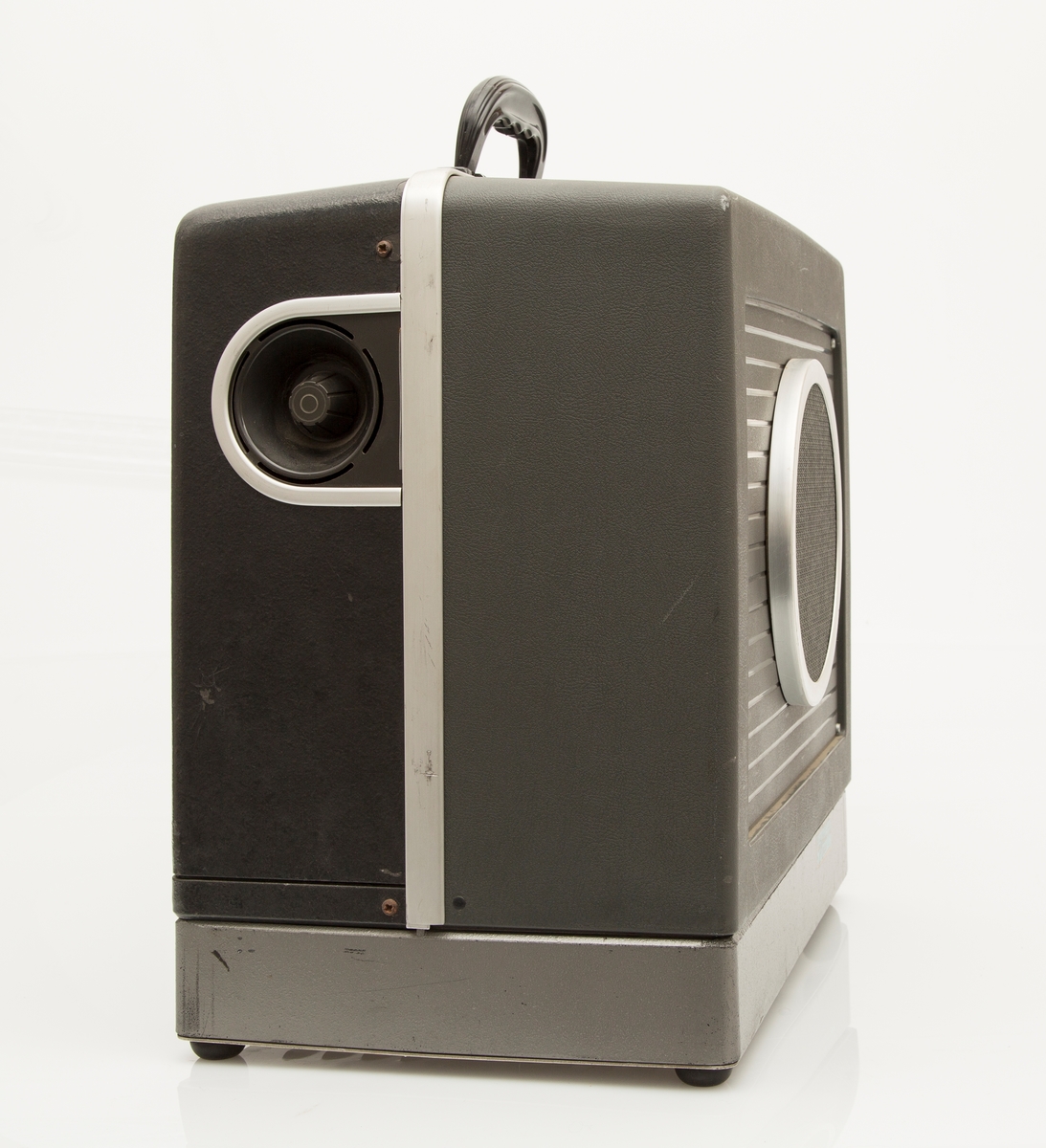 Filmframviser fra Bell & Howell, Filmosound 16 mm projector, med avtagbar høyttaler som fungerer som lokk til framviserkassen. Det følger med et ekstra lokk med høyttaler.
