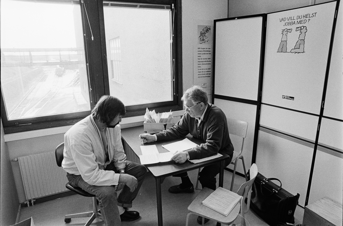 Arbetsförmedlingen har öppnat ett tillfälligt kontor i gruvstugan. Gruvarbetare Björn Molin samtalar med arbetsförmedlaren, Dannemora Gruvor AB, Dannemora, Uppland 1 april 1992