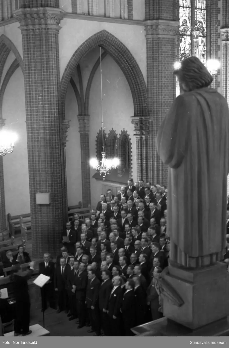 SCA-kören sjunger i GA-kyrkan då avgående direktör Axel Enström avtackas.