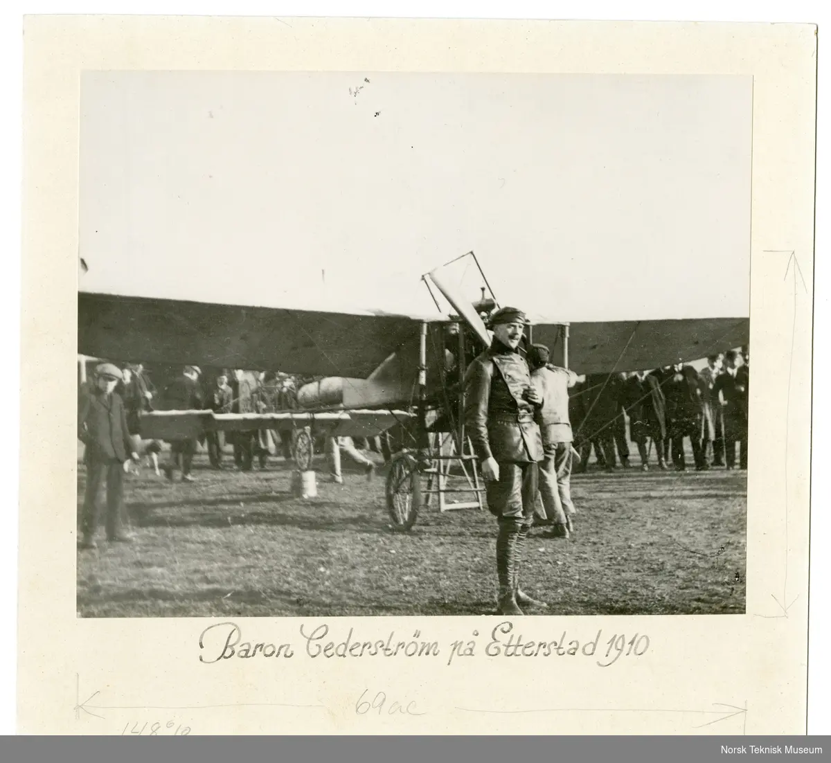 Baron Cederstrøm i sitt Blériot monoplan "Bil Bol" på Etterstad under de første flyvninger i Norge