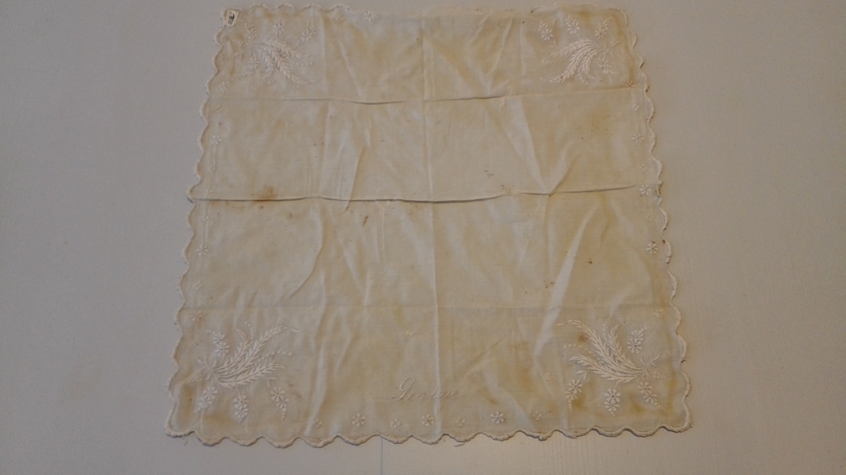 1 lommetørklæ

Lommetørklæ av meget fin lin 40 x 41,5 cm. Har tykksøm tunger rundt og i alle hjørner. Sydd i tykksøm et rankeornamen. Langs den ene kant sydd "Gesine".