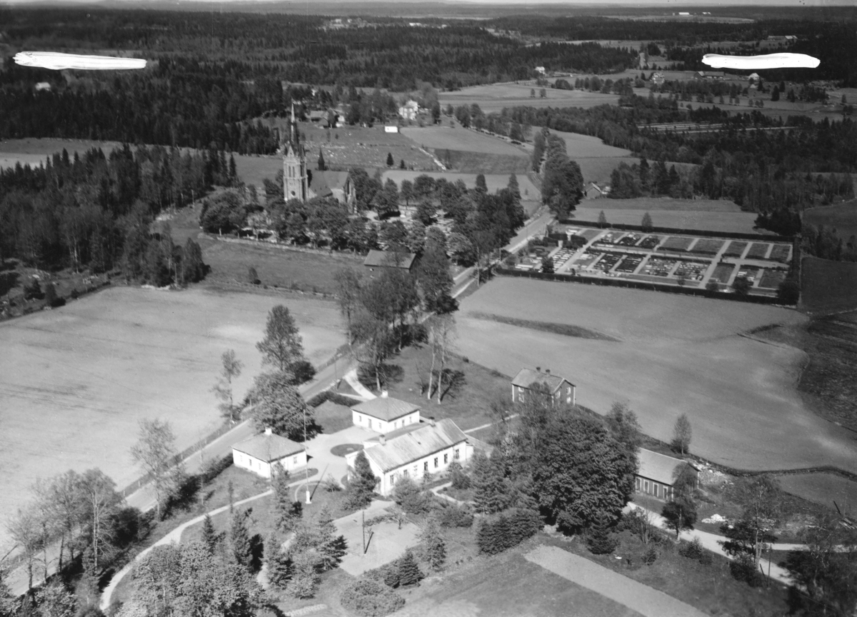 Flygfoto över Eksjöhovgård vid Vallsjö kyrka i Sävsjö kommun. Nr M 986
