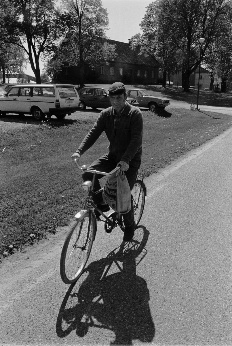 Raslastare Tore Norbäck cyklar hem från arbetet, Dannemora Gruvor AB, Dannemora, Uppland maj 1988