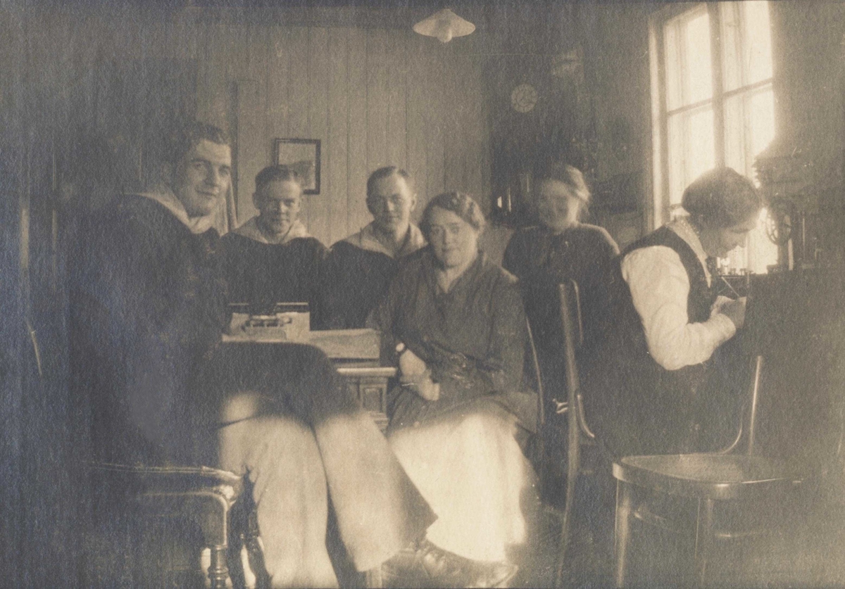 Sjømenn og damer inne på Vadsø telegrafstasjon 1917-1918.