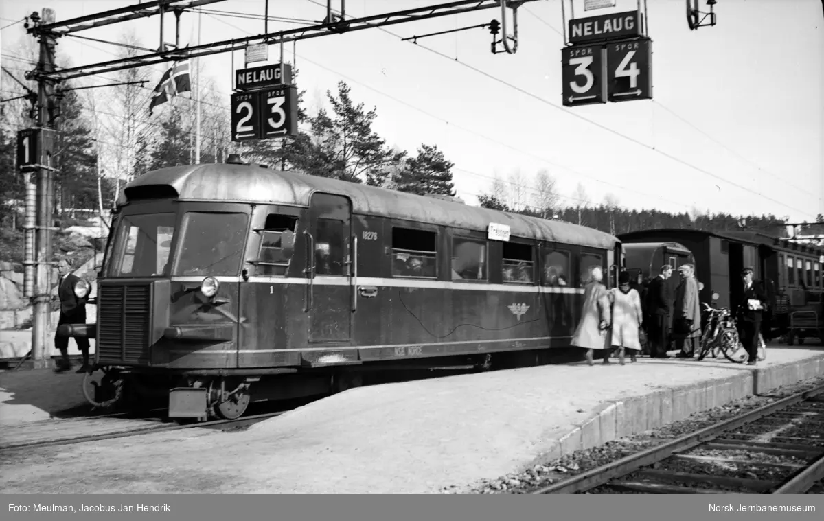 Motorvogn type 7 nr. 18278 (senere Bmdo 87 78) med persontog til Treungen på Nelaug stasjon.
