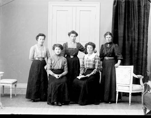 Gruppbild med sex kvinnor, en av dem är Judit Hill i Brötjemark