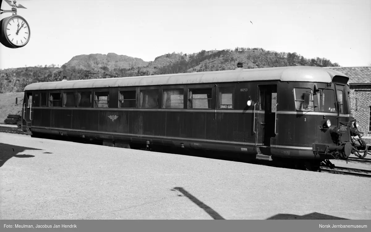 Motorvogn type 6 nr. 18253 (senere Bmdo 86 53) med tog til Stavanger på Ålgård stasjon.