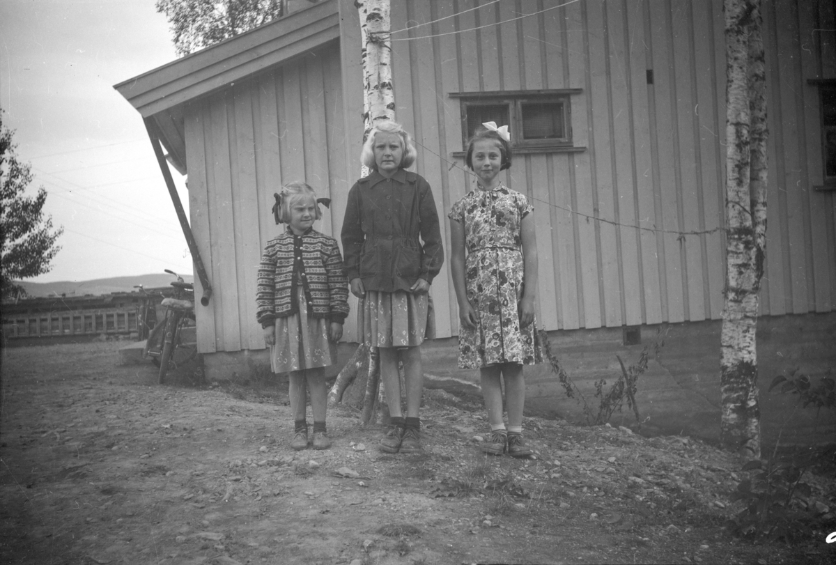 Tre jenter fremfor bolighuset i Vestringsvegen 208, Segalstad bru, fotografens eiendom