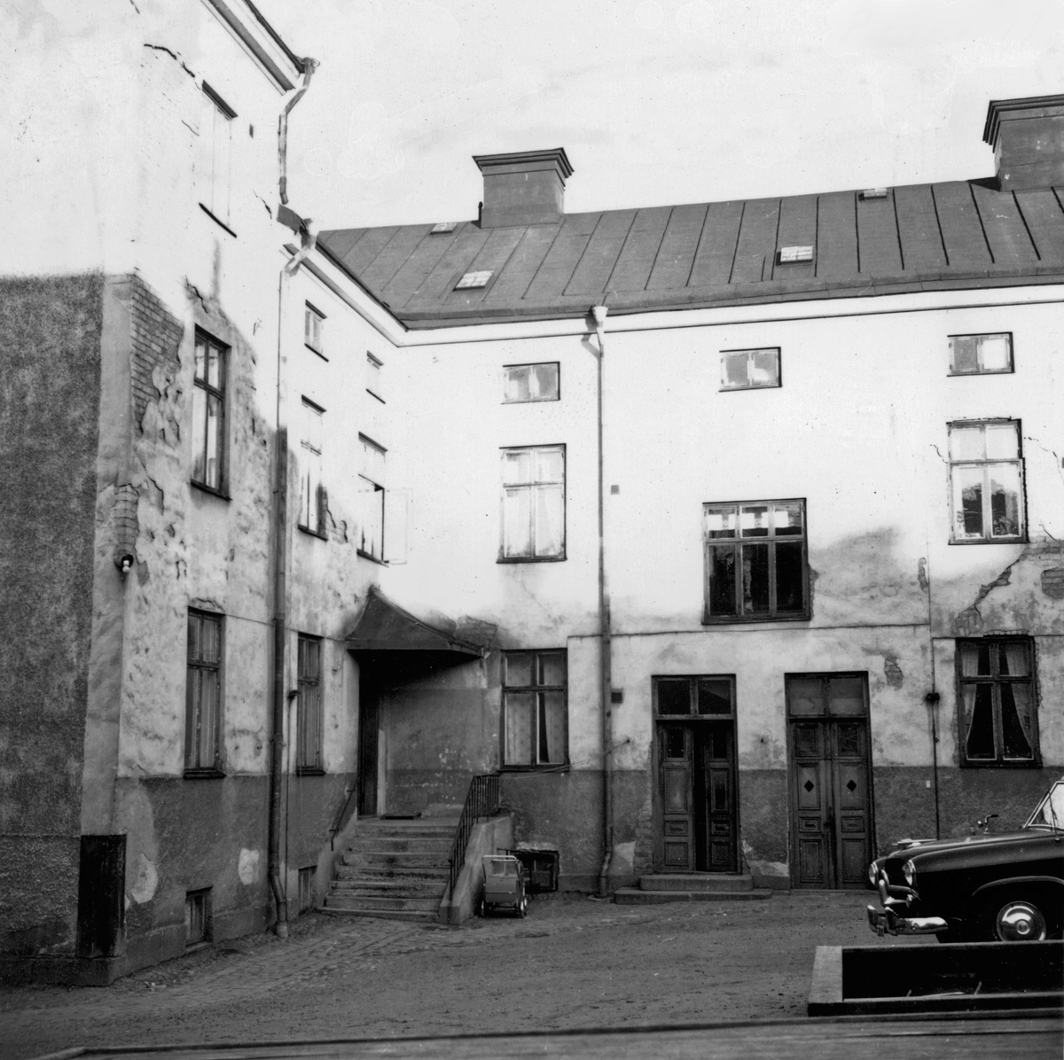 Byggnaderna längs Trädgårdsgatan inom kvarteret Danzig utgjorde ett sammanhängande och karakteristiskt gatuparti där de äldsta husen torde härstammat från 1830-talet. Dessa gatumiljöer kom mestadels att försvinna från stadsbilden i samband med saneringen av centrala Norrköping i mitten av 1900-talet. Bilderna är tagna i samband med rivningsansökan 1955. Vy mot nordväst.