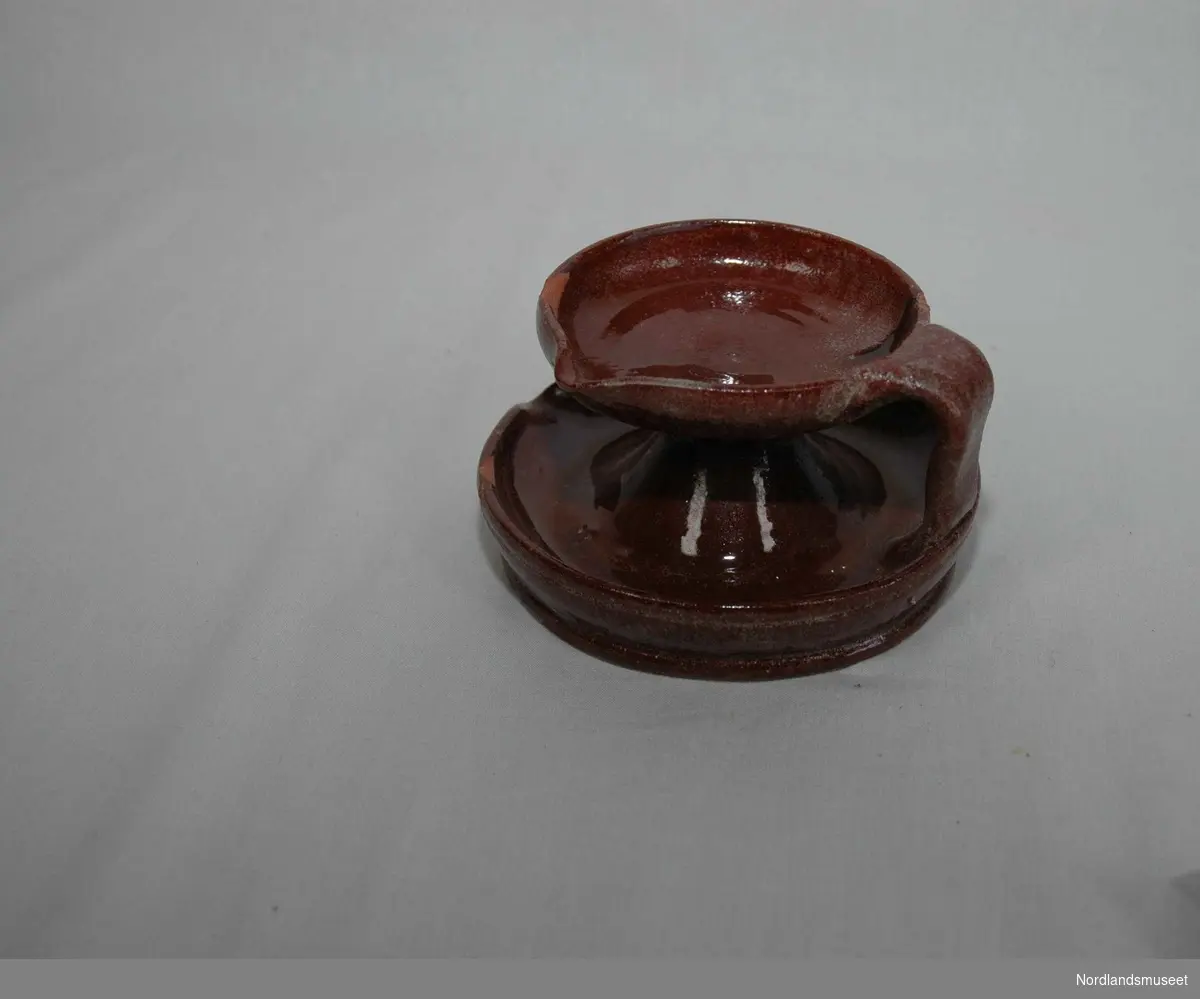 Form: Rund En rund skål med helletut og settskål med helletut inni, bundet sammen med en hank i siden. Helletutene er i 90 graders vinkel.
