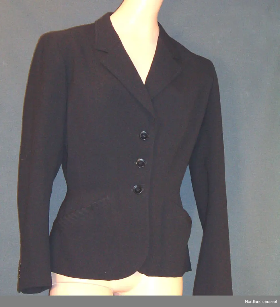 Form: kort innsvinget jakke. Legg ved lommene
