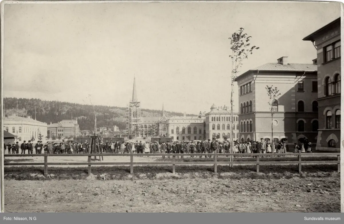 Elever vid Gustav Adolfskolan. I bakgrunden ses Läroverket, Flickskolan, gymnastikhuset samt den nästan färdigbyggda Gustav Adolfkyrkan.