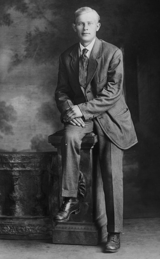USA, Minneapolis, Minnesota. Nikolai Mathisen fotografert hos fotograf. Han utvandret fra Vatne til Minneapolis høsten 1920. Bildet ble sendt i brev til Marselius Jakobsen Tovås, som var Nikolai sitt søskenbarn, 28.06.1921.