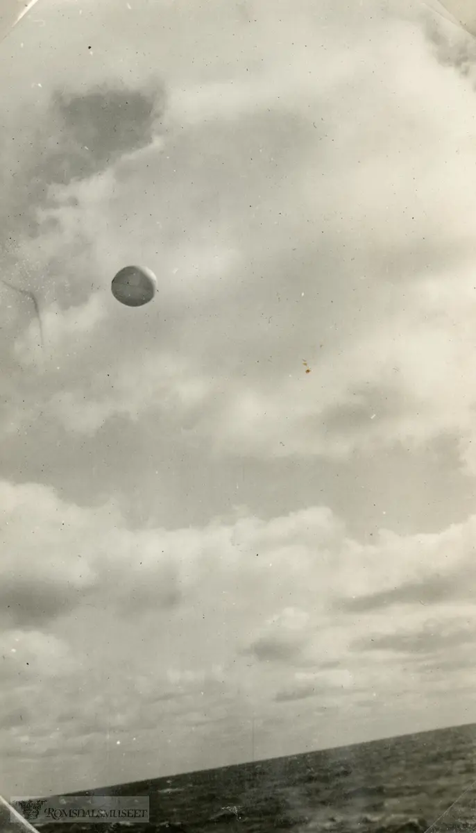 "Ballonnen i luften". Ellsworth-ekspedisjonen 1933-1935. Fra Magnus Johannessens fotoalbum. Magnus Johannessen fra Ålesund var med i mannskapet ombord i ekspedisjonsskipet Wyatt Earp (eks-Fanefjord) på de to første ekspedisjonsturene til Antarktis.