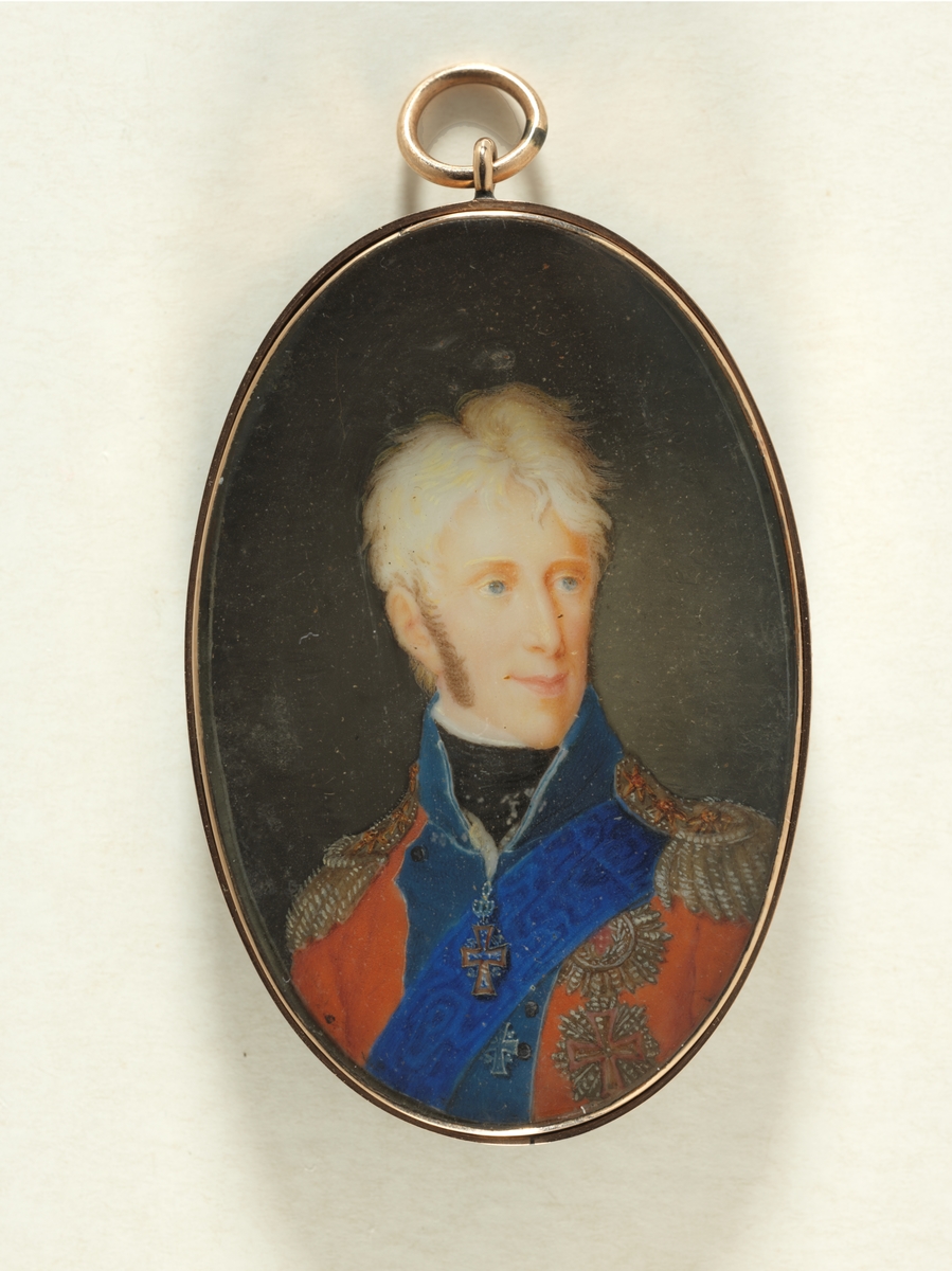 Brystbilde av kong Frederik VI: kort, blond hår; litt skinnskjegg. Sort halsbind med bred kant. Rød uniform med blå rabatter og sølvpåletter.