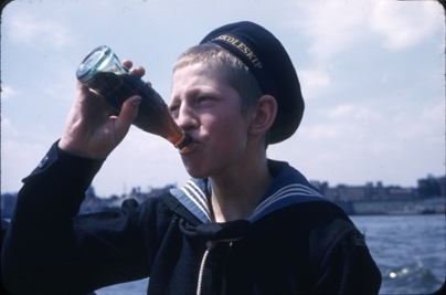Kadett fra skoleskipet STATSRAAD LEHMKUHL med Colaflaske.