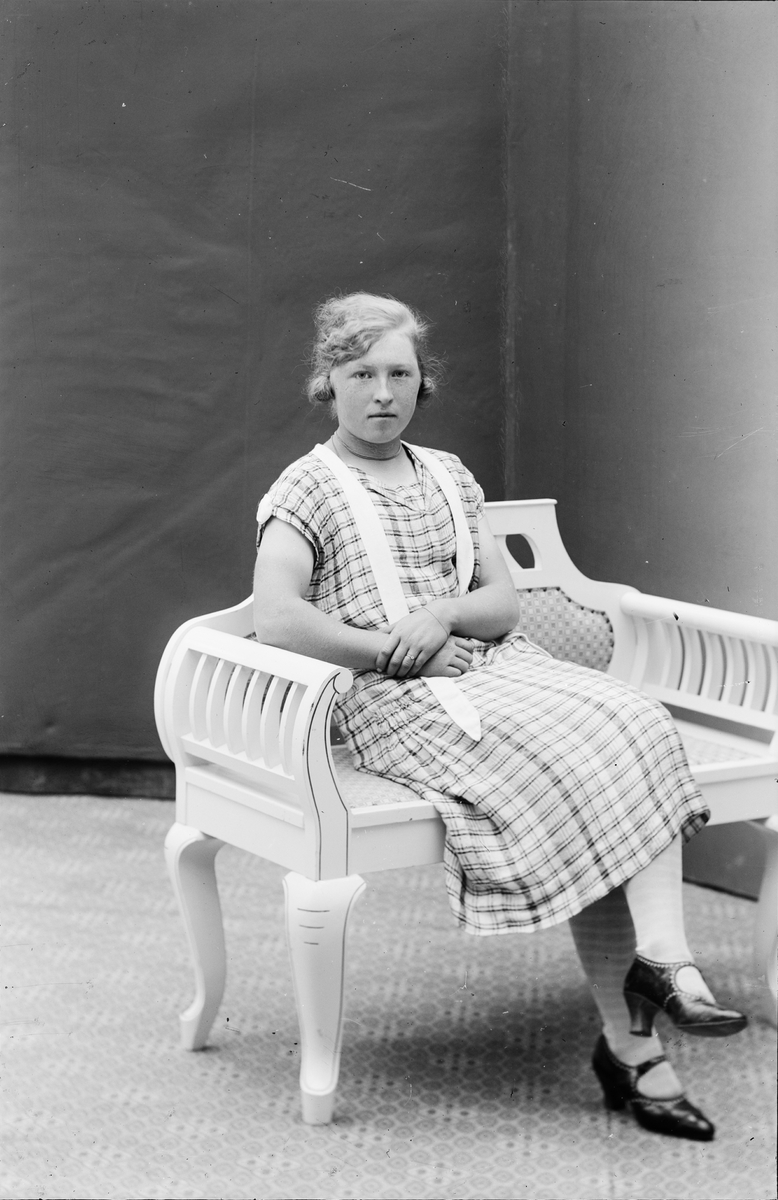Ateljéporträtt - ung kvinna, Alunda, Uppland