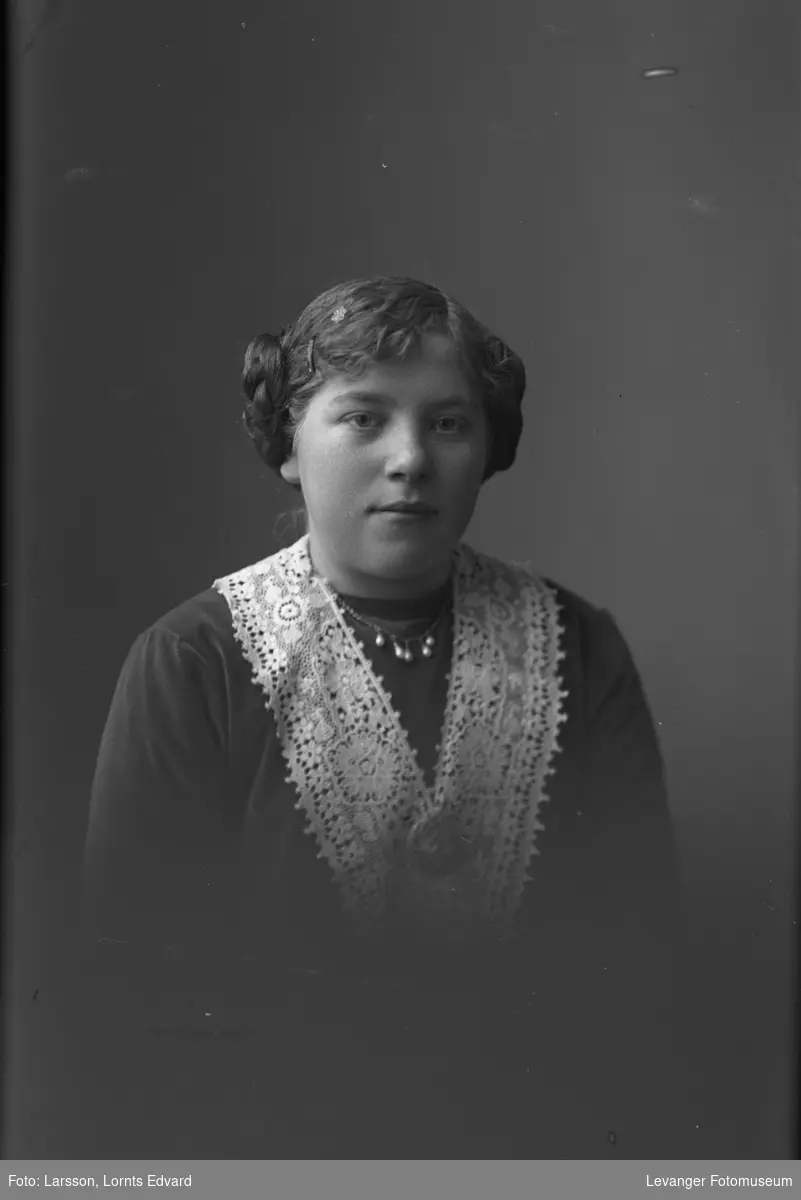 Portrett av ei ung kvinne.