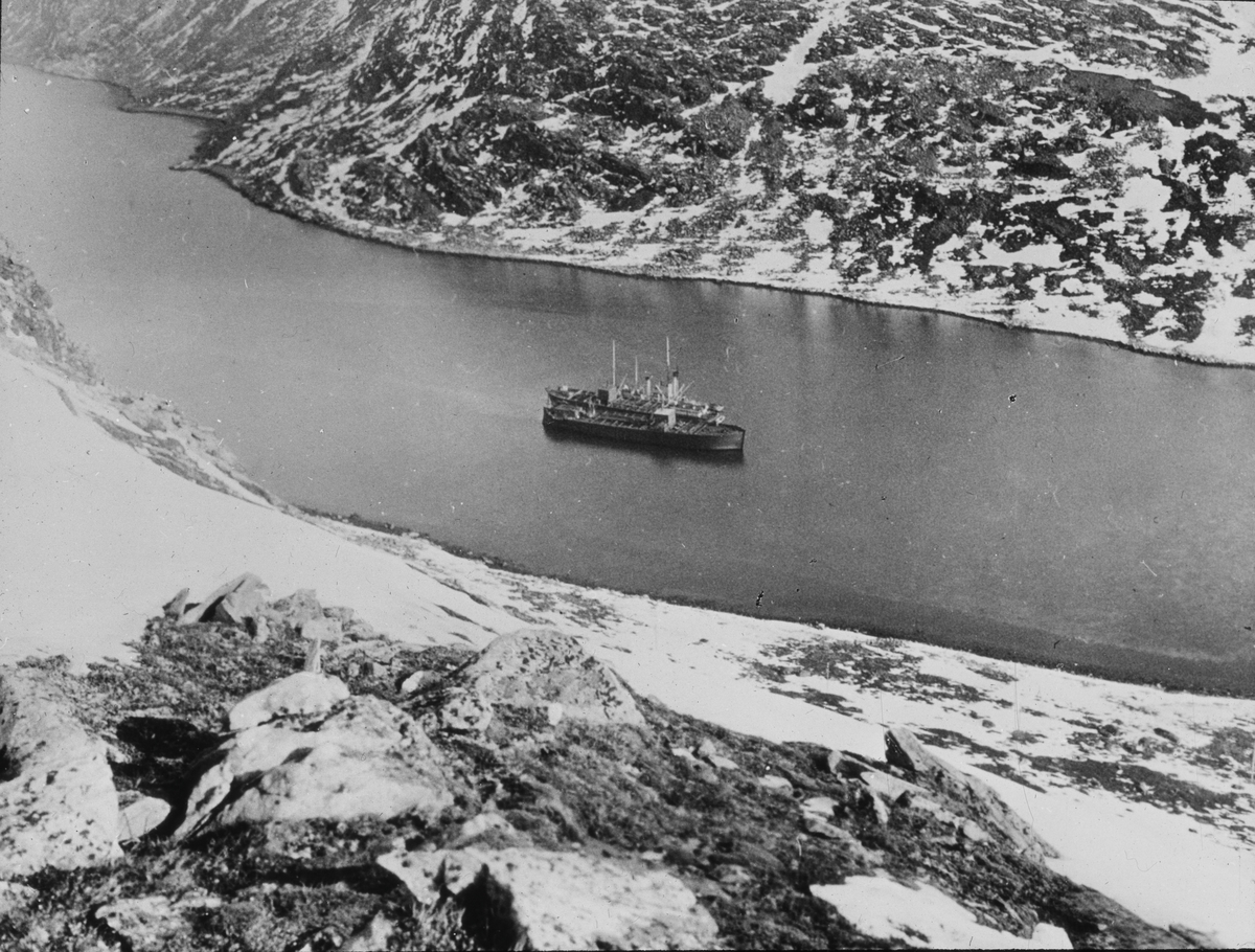 Oversiktsfoto av FRIDTJOF NANSEN, ligger i en fjord