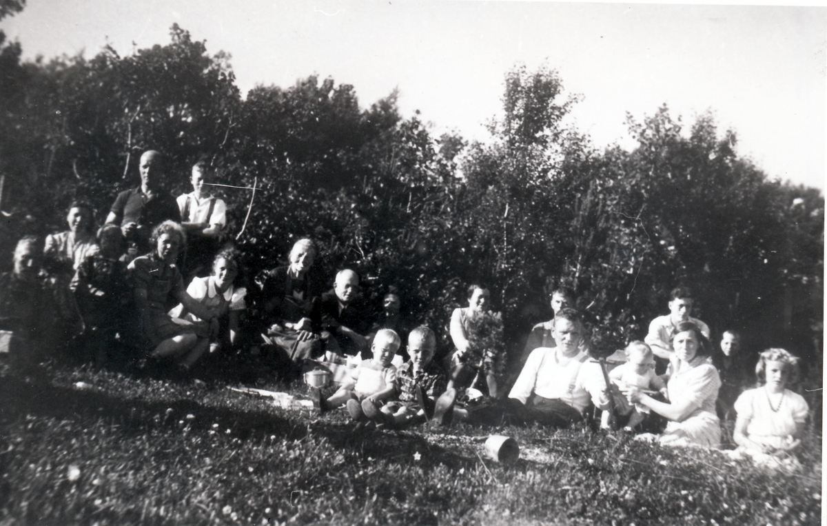 På Tevikstranda en sommersøndag, Stangnes, Tranøy 1942