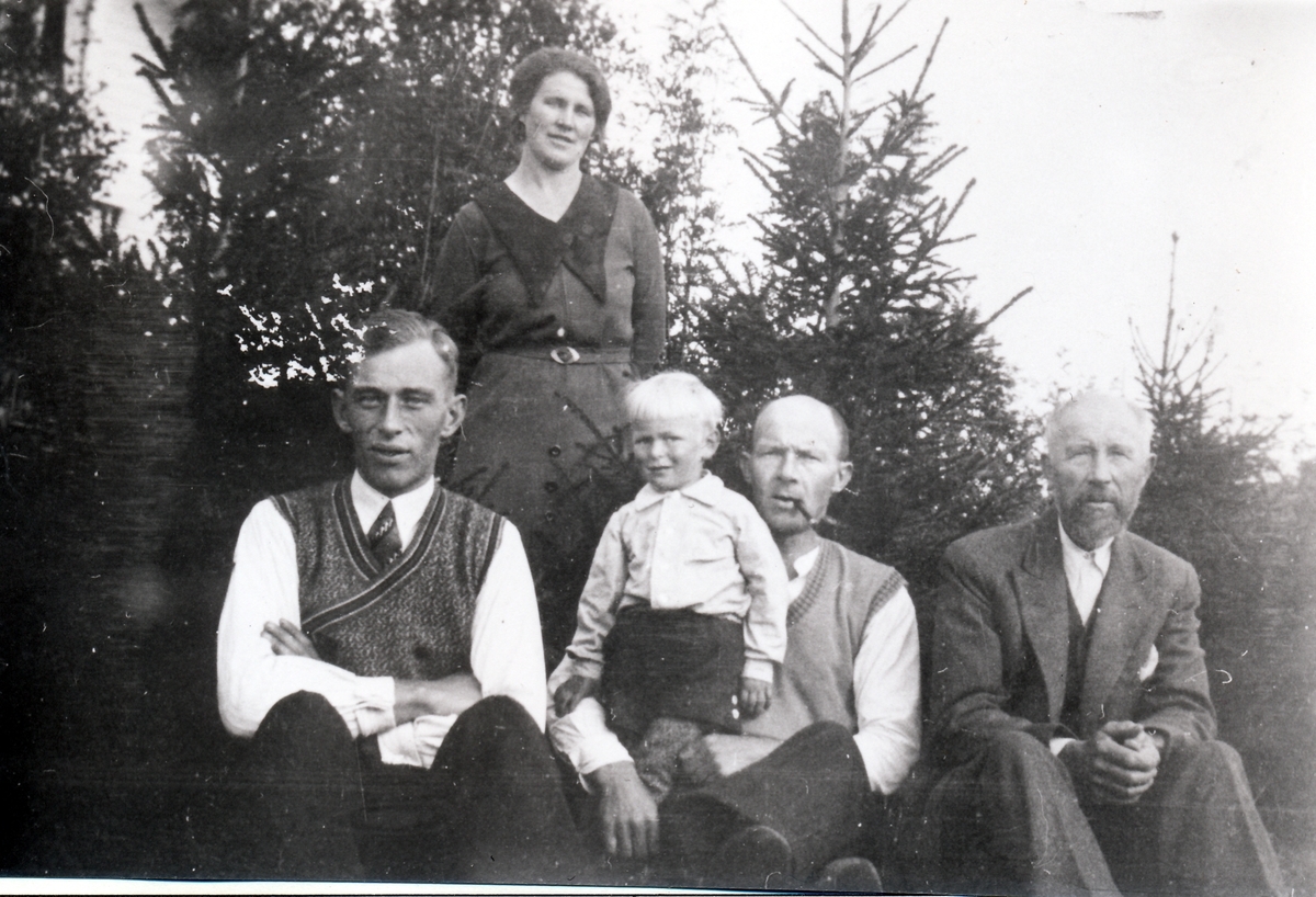 Familien Ernstsen. Å, Tranøy ca 1937