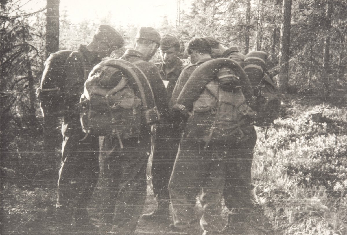 Norske polititropper under utmarsj i Sverige under 2. verdenskrig.