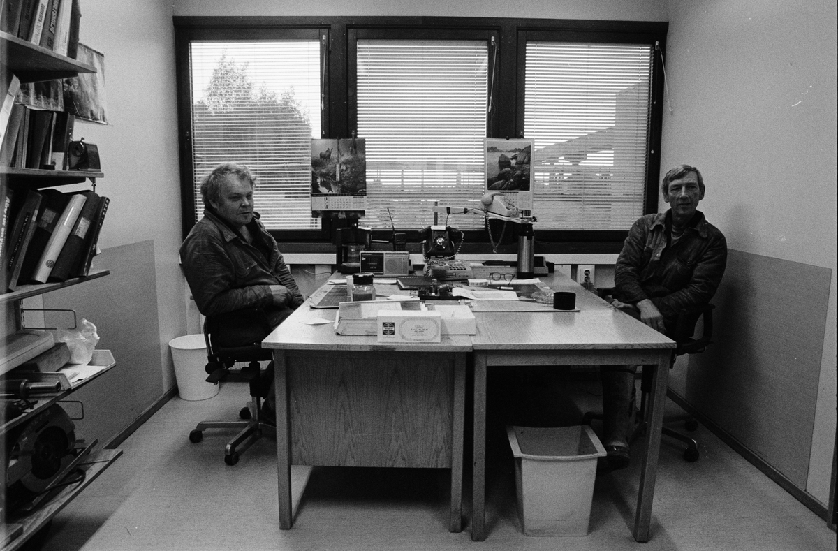 Förmännen Aare Seppäla och Olle Johansson i servicekontoret, gruvstugan, Dannemora Gruvor AB, Dannemora, Uppland augusti 1991