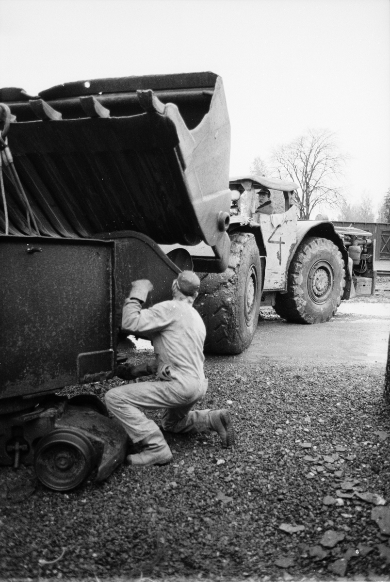 Reparatörerna Olle Johansson och Åke Lydh flyttar en kastlastmaskin, LM56, som användes på 1950 - 1960-talen, till förvaring i Norra Maskin, Dannemora Gruvor AB, Dannemora, Uppland 1992