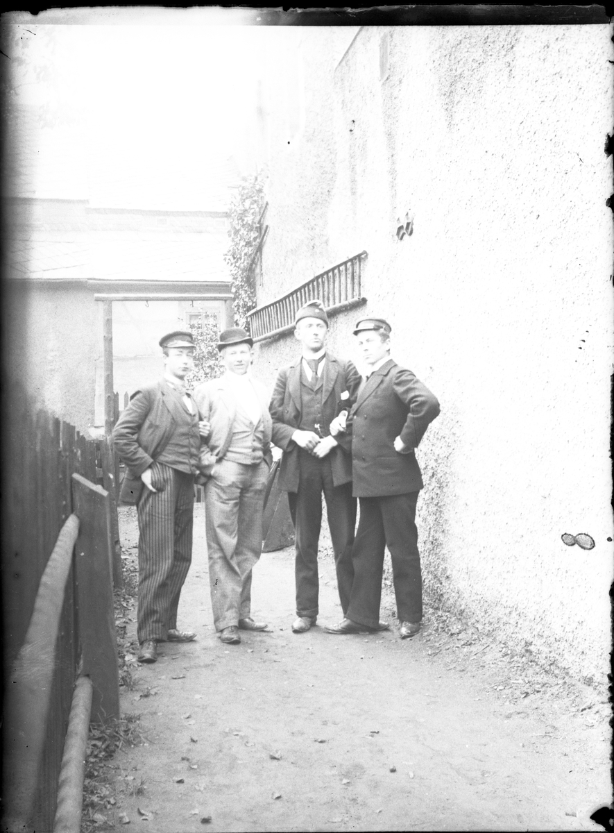 Utendørs portrett av fire menn.

Antatt fotosamling etter Anders Johnsen.