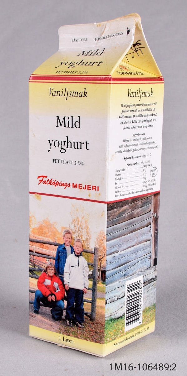 Två enliters förpackningar för mild lättyoghurt tillverkade för Falköpings mejeri.
Förpackningarna har färgbilder med barn.  Bilderna är tagna i Fornbyn i Skara, som är en del av Västergötlands Museum. 
Någon gång runt 2002 kom förpackningen med dessa motiv ut i handeln och fanns ännu kvar 2006