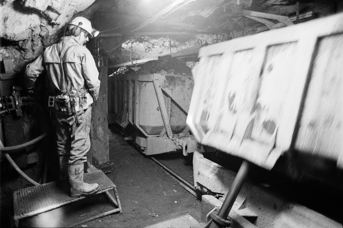 Den sista arbetsdagen - gruvbyggare Tomasz Stoltz tappar malm från vagnar till krossen på 350-metersnivån, Dannemora Gruvor AB, Dannemora, Uppland 31 mars 1992