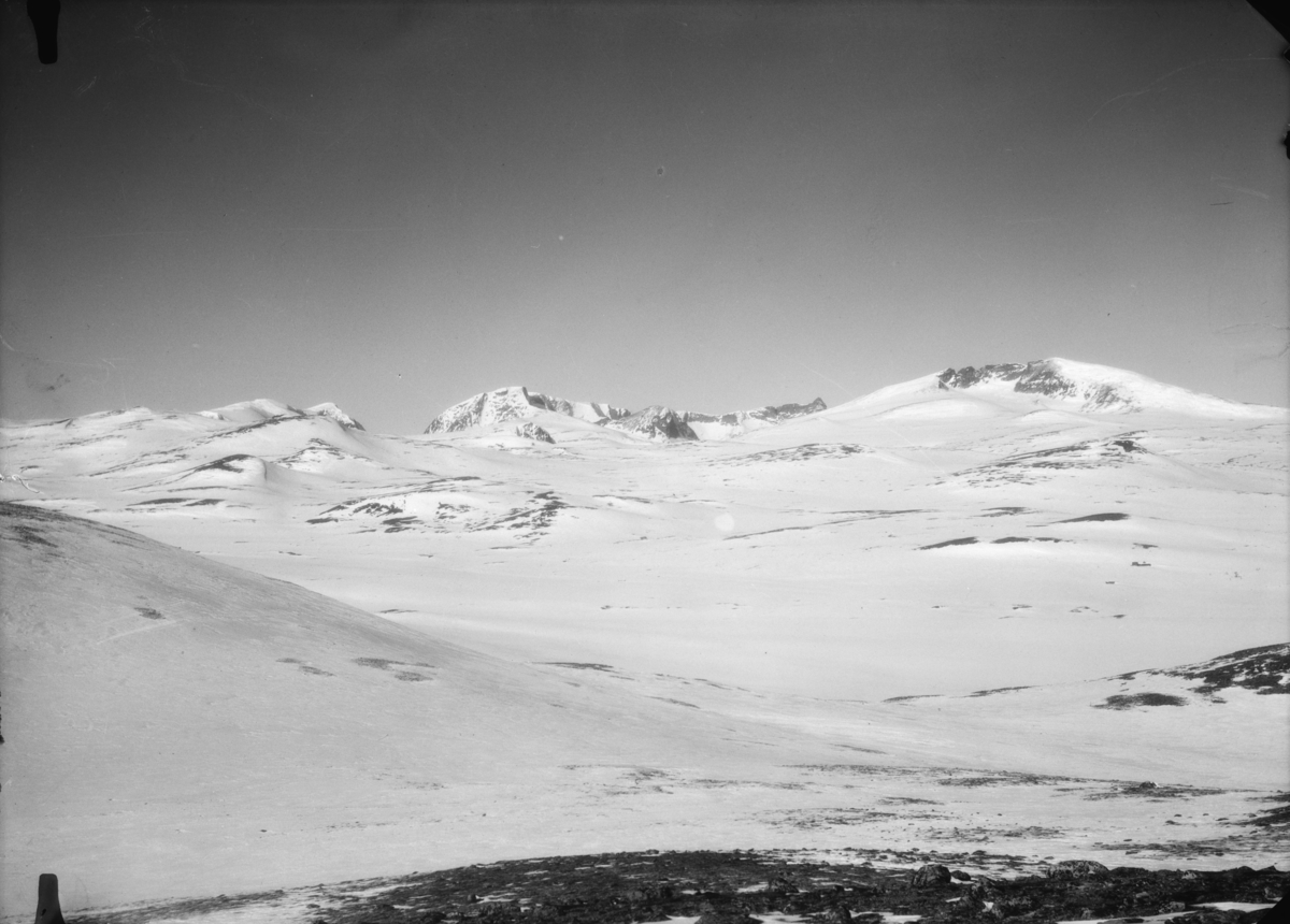 Dovrefjell, utsikt mot nordvest med Snøhetta til høyre og Svånåtindan i midten. Vinter