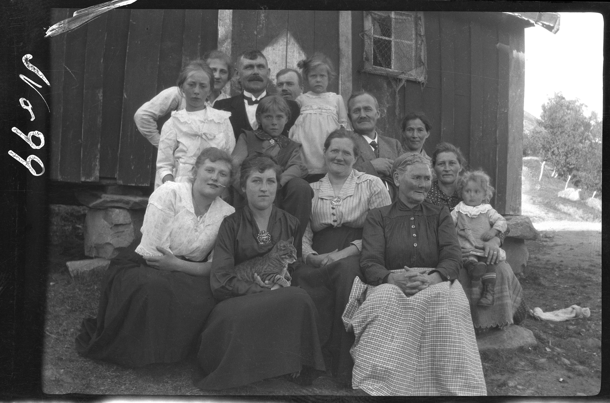Gruppebilde av familie og slekt på stabburstrappa på Bjørnå.